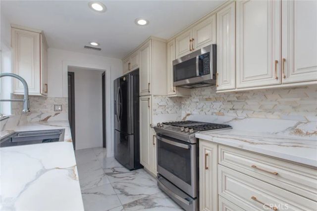 9502 Laurel Canyon, Arleta, CA 91331