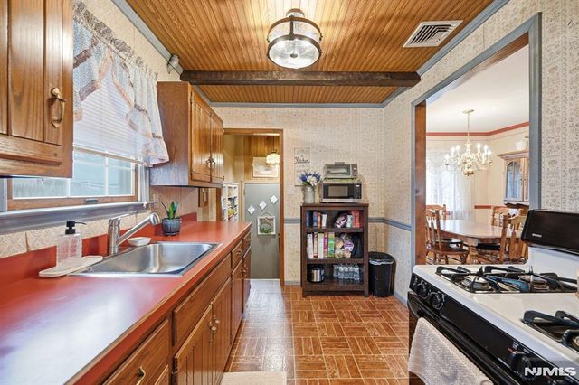 15 Colgate Road, Oakland, NJ 07436