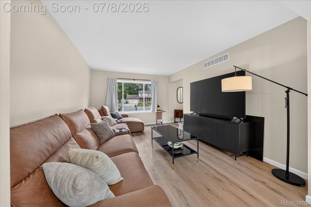 53962 Kirk Court, New Baltimore, MI 48047
