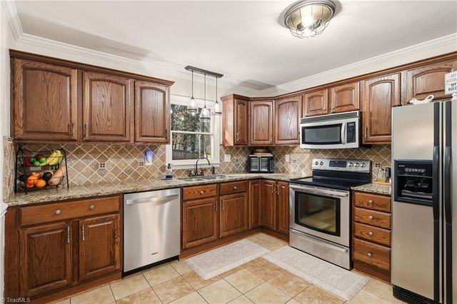 896 Oakhaven Forest Drive, Winston-salem, NC 27105