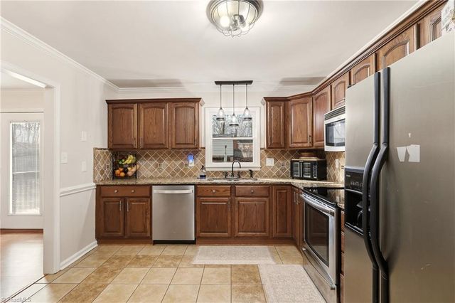 896 Oakhaven Forest Drive, Winston-salem, NC 27105