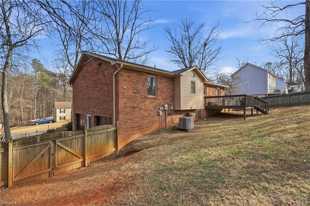 896 Oakhaven Forest Drive, Winston-salem, NC 27105