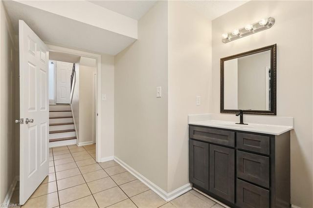 896 Oakhaven Forest Drive, Winston-salem, NC 27105