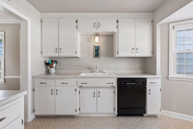 1389 Hoyt Avenue W, Falcon Heights, MN 55108