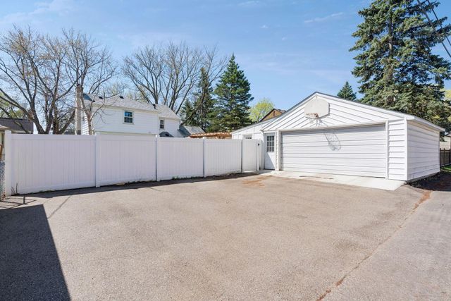 1389 Hoyt Avenue W, Falcon Heights, MN 55108