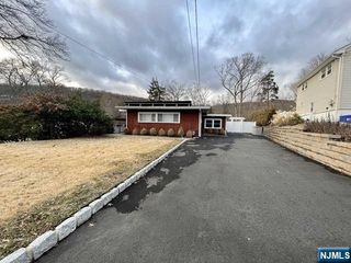 132 Lakeshore Drive, Oakland, NJ 07436