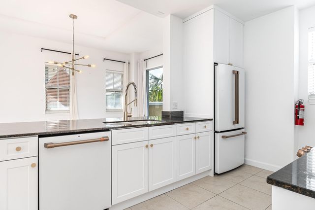 3960 N Flagler Dr 206, West Palm Beach, FL 33407