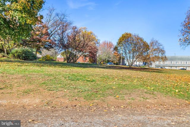 37 BISHOP HOLLOW RD, Newtown Square, PA 19073