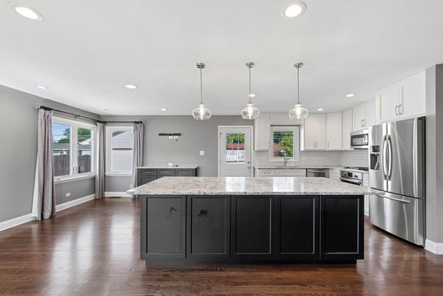 16743 S Odell Avenue S, Tinley Park, IL 60477