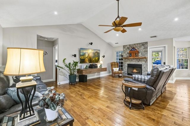 303 Nottingham PL, Smithfield, VA 23430