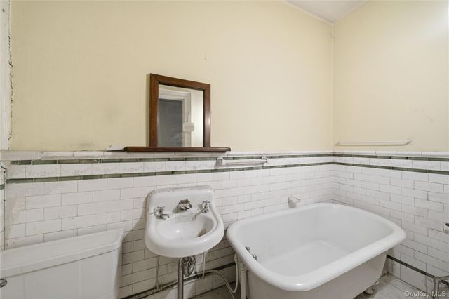 60-73 69th Avenue, Ridgewood, NY 11385
