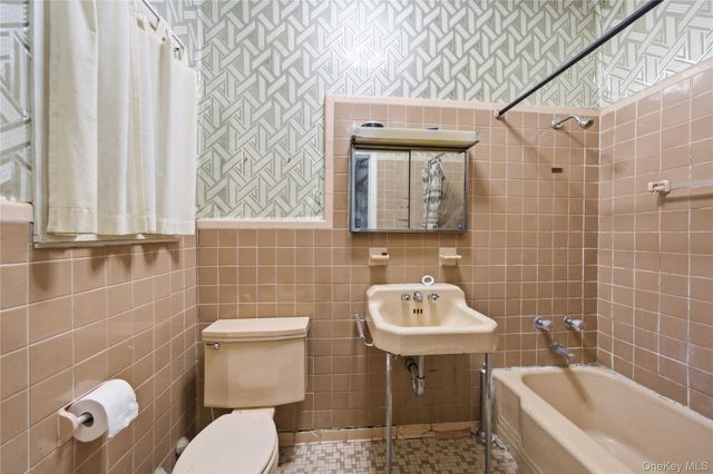 60-73 69th Avenue, Ridgewood, NY 11385
