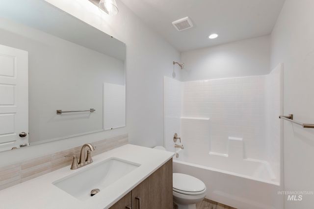 5326 E Phelps Lake Dr, Nampa, ID 83687