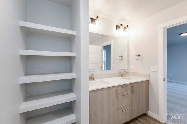 5326 E Phelps Lake Dr, Nampa, ID 83687