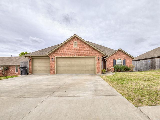 517 Cottonwood Drive, Moore, OK 73160