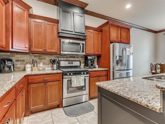 517 Cottonwood Drive, Moore, OK 73160