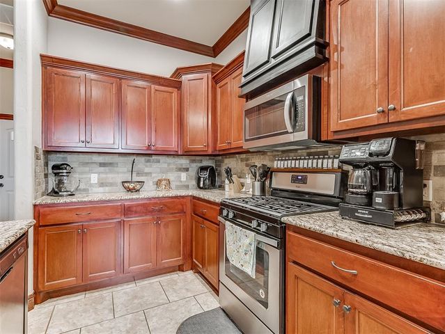 517 Cottonwood Drive, Moore, OK 73160