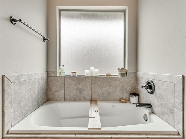 517 Cottonwood Drive, Moore, OK 73160