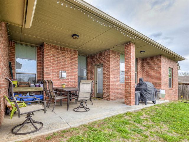 517 Cottonwood Drive, Moore, OK 73160