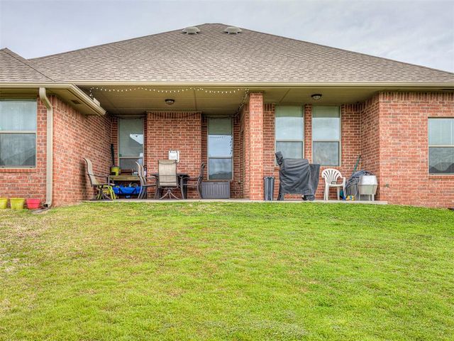517 Cottonwood Drive, Moore, OK 73160