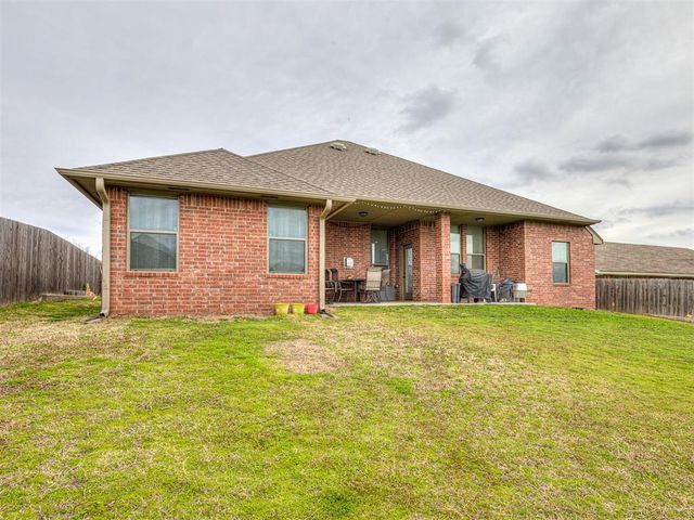 517 Cottonwood Drive, Moore, OK 73160
