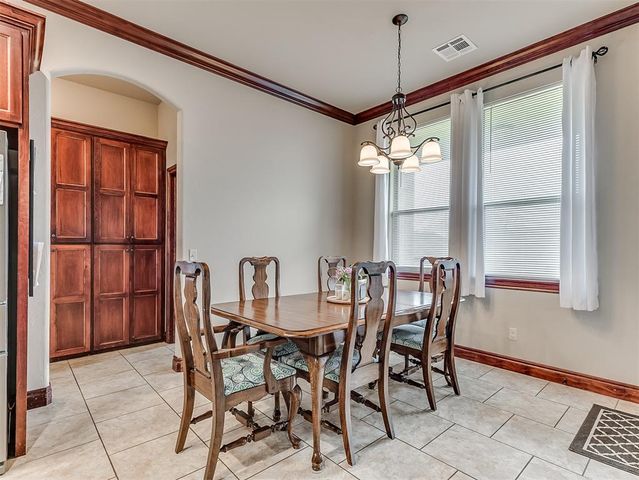 517 Cottonwood Drive, Moore, OK 73160