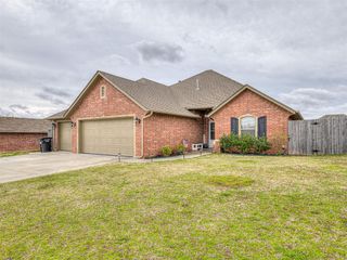 517 Cottonwood Drive, Moore, OK 73160