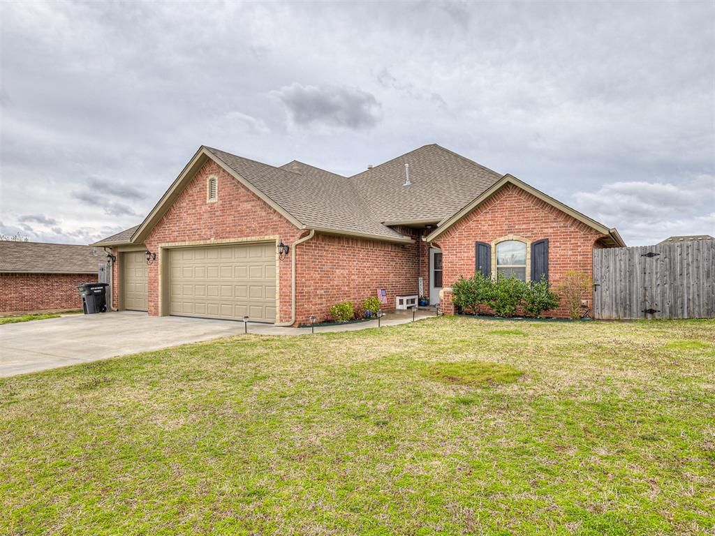 517 Cottonwood Drive, Moore, OK 73160