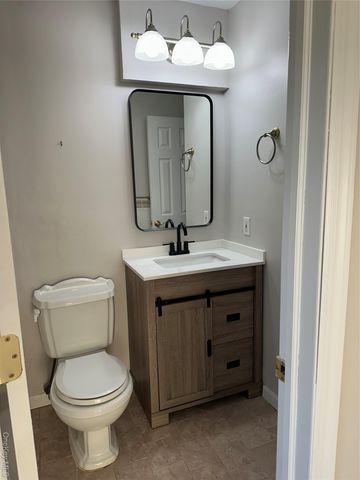 10 Shiloh Court, Coram, NY 11727