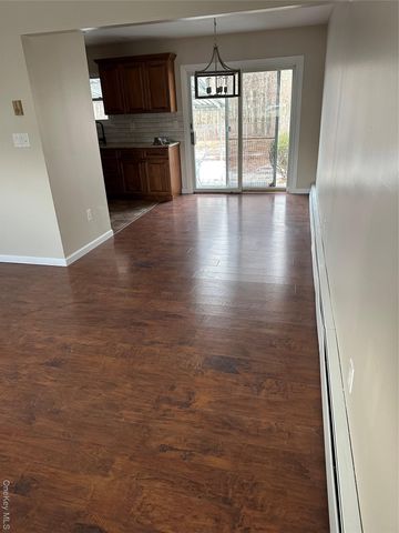 10 Shiloh Court, Coram, NY 11727