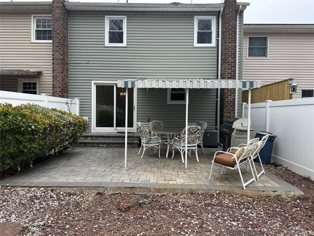 10 Shiloh Court, Coram, NY 11727