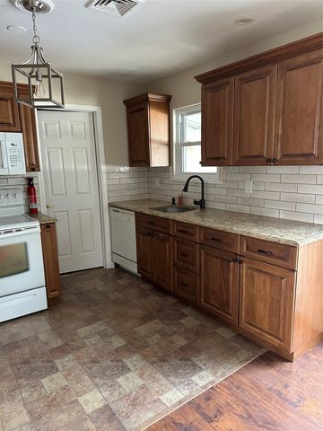 10 Shiloh Court, Coram, NY 11727