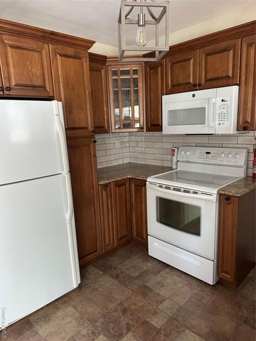 10 Shiloh Court, Coram, NY 11727