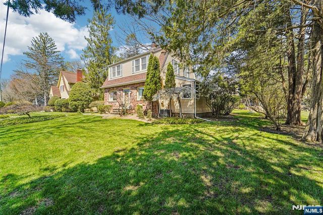 10 Crescent Place, Allendale, NJ 07401