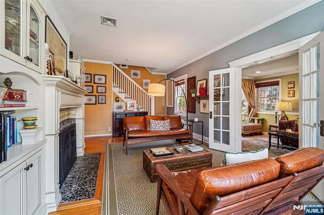 10 Crescent Place, Allendale, NJ 07401