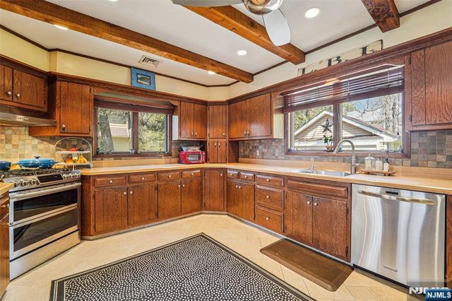 10 Crescent Place, Allendale, NJ 07401
