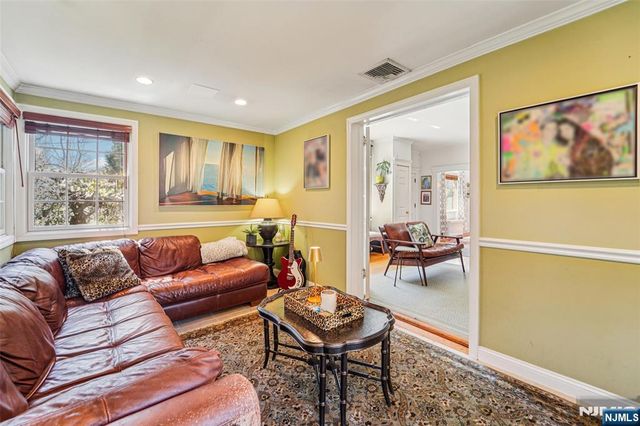 10 Crescent Place, Allendale, NJ 07401
