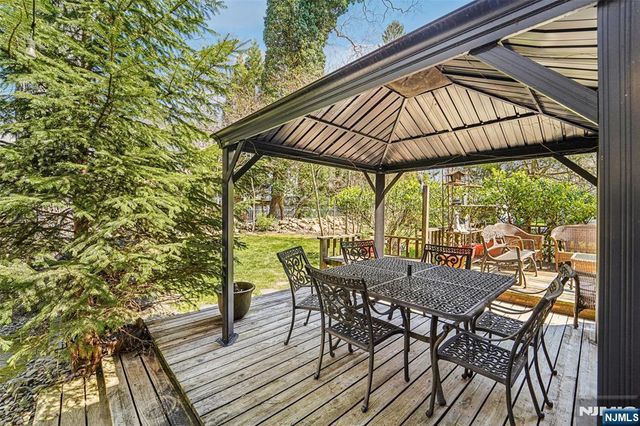 10 Crescent Place, Allendale, NJ 07401