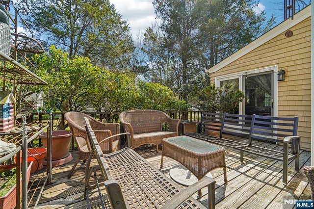 10 Crescent Place, Allendale, NJ 07401