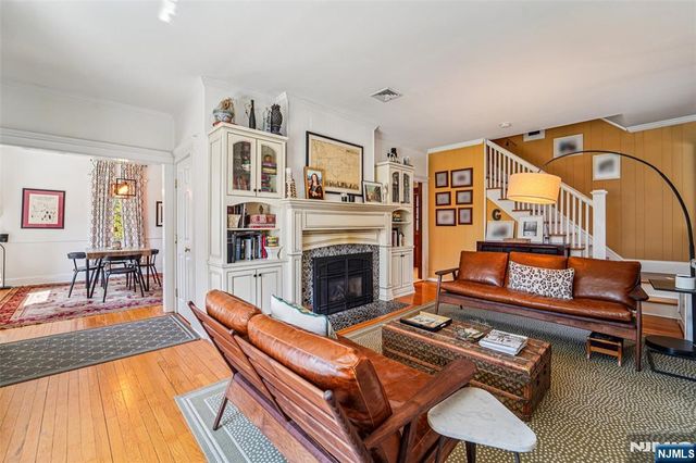 10 Crescent Place, Allendale, NJ 07401