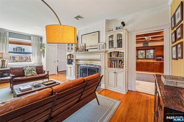10 Crescent Place, Allendale, NJ 07401
