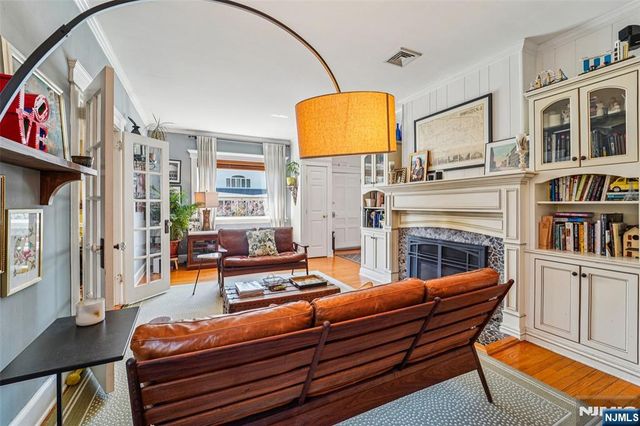 10 Crescent Place, Allendale, NJ 07401