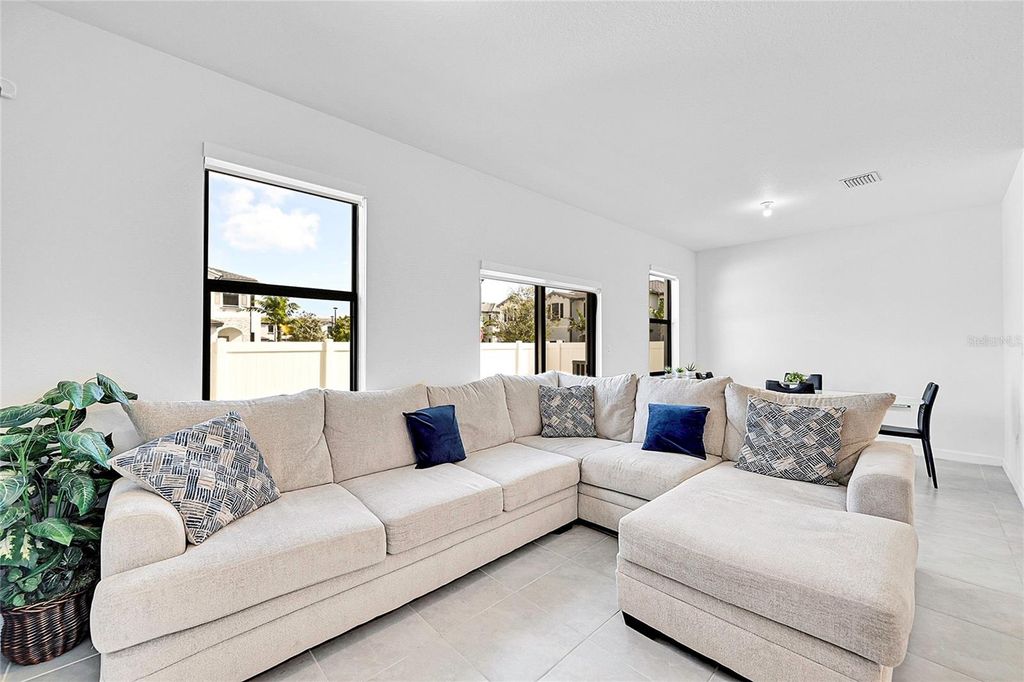 Image 6 of property listing at 20357 NW 4TH PATH, Miami, FL 33169