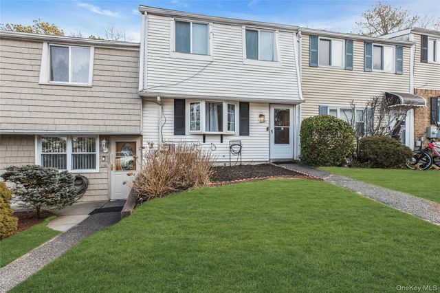 117 Hill Spur, Calverton, NY 11933