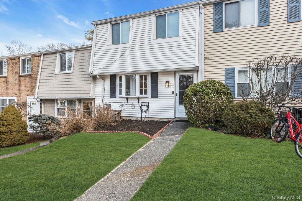 117 Hill Spur, Calverton, NY 11933