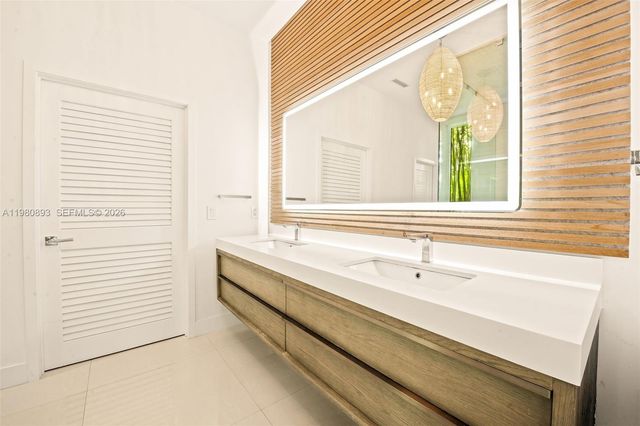 865 W 47th St, Miami Beach, FL 33140