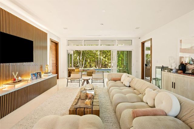 865 W 47th St, Miami Beach, FL 33140