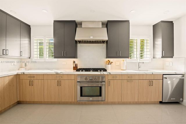 865 W 47th St, Miami Beach, FL 33140