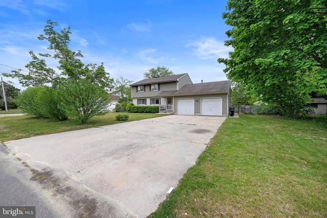 28 MEMORIAL DR, Barnegat, NJ 08005