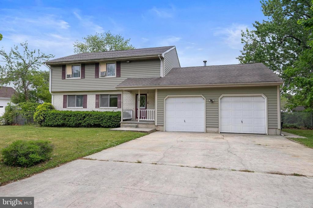 28 MEMORIAL DR, Barnegat, NJ 08005